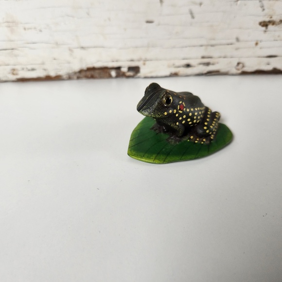 VTG 1993 Land & Sea Collectibles Frog on a Lily Pad Green- Realistic Frog Figure - Picture 10 of 10